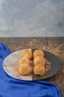 Tahta masadaki safranlı tatlı yuva pastası tabağı. Yüksek kalite fotoğraf