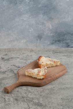 Tahtaya hindistan cevizi serpiştirilmiş iki dilim pasta. Yüksek kalite fotoğraf