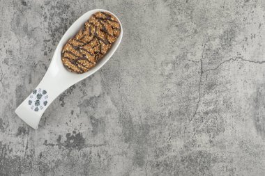 Mermer zemin üzerinde susam tohumları olan küçük yuvarlak bisküviler. Yüksek kalite fotoğraf