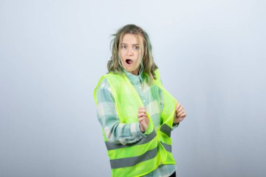 Üniformalı kadın mimarın portresi beyaz duvarın üzerinde şok etkisi yaratıyor. Yüksek kalite fotoğraf