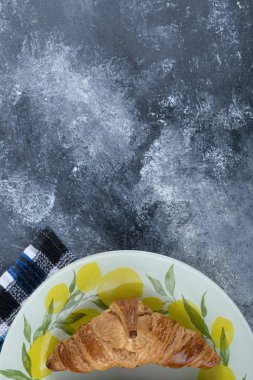 Taze ve lezzetli kruvasanlar taş masaya konmuş. Yüksek kalite fotoğraf