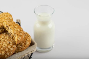 Metalik bir sepete taze soğuk sütle yerleştirilmiş çok tahıllı kurabiyeler. Yüksek kalite fotoğraf