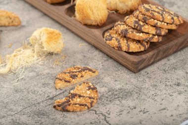 Taşa yerleştirilmiş çeşitli tatlı tatlılar tabağı. Yüksek kalite fotoğraf