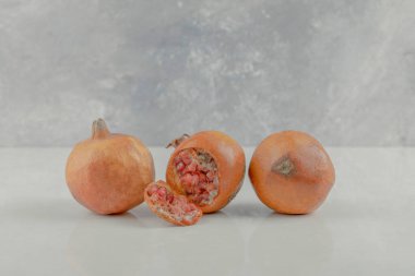 Taş zemin üzerinde egzotik ve lezzetli taze olgun nar. Yüksek kalite fotoğraf