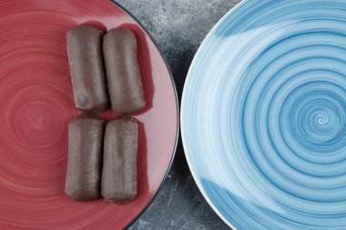 Mermer kaplamalı çikolata kremalı rulo. Yüksek kalite fotoğraf