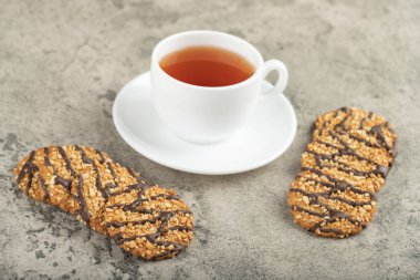 Yulaflı çikolatalı bisküvi ve bir fincan siyah çay. Yüksek kalite fotoğraf