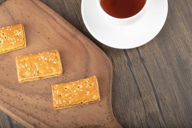 Çekirdekli tatlı krakerler ve bir fincan sıcak çay. Yüksek kalite fotoğraf