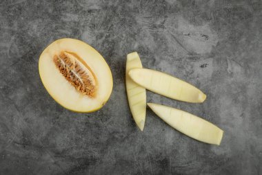 Mermer yüzeyine yerleştirilmiş taze kavun seti. Yüksek kalite fotoğraf