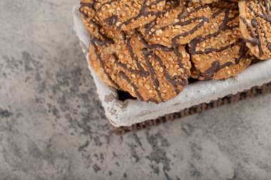 Hasır sepette jöleli çikolatayla süslenmiş yulaflı bisküviler. Yüksek kalite fotoğraf