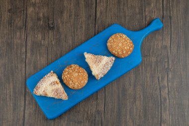 Mavi kepekli kurabiye tahtası ve ahşap masada tatlı turta. Yüksek kalite fotoğraf