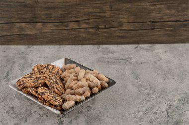 Taş bir arka planda yulaflı kurabiye ve fındıklı güzel bir tabak. Yüksek kalite fotoğraf