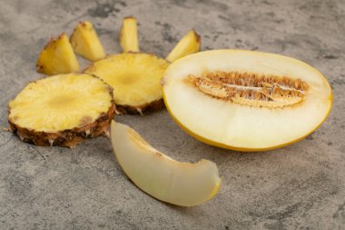 Lezzetli tatlı kavun ve taş zeminde olgun ananas. Yüksek kalite fotoğraf
