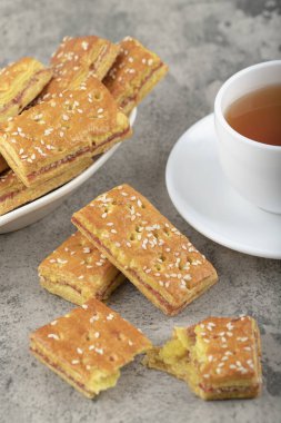 Çekirdekli tatlı krakerler ve bir fincan sıcak çay. Yüksek kalite fotoğraf