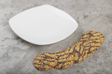 Taş masaya beyaz yulaflı çikolatalı bisküvi. Yüksek kalite fotoğraf