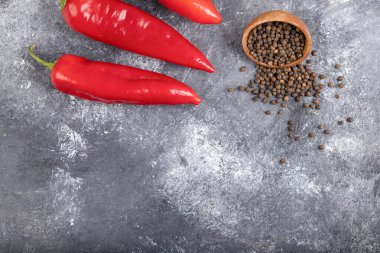 Mermer üzerine aromatik soslu kırmızı biber. Yüksek kalite fotoğraf