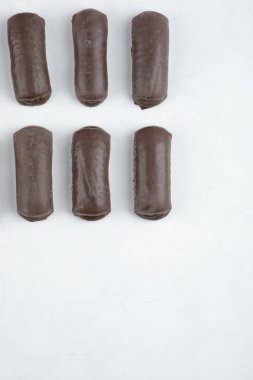 Beyaz arka planda izole edilmiş süt kremalı çikolatalı rulo. Yüksek kalite fotoğraf