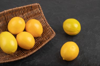 Siyah arka planda taze olgun limon sepeti. Yüksek kalite fotoğraf