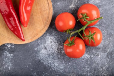 Tahta tahtada olgun domatesli kırmızı biber. Yüksek kalite fotoğraf