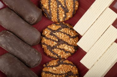 Bir kaseye konmuş çeşitli tatlı atıştırmalıklar. Yüksek kalite fotoğraf