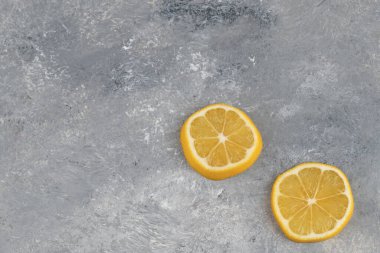 Mermer zemin üzerinde iki dilim ekşi limon. Yüksek kalite fotoğraf