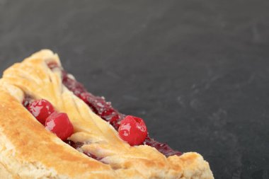 Siyah arka planda böğürtlenli dilimlenmiş lezzetli cheesecake. Yüksek kalite fotoğraf