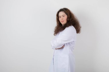 Kolları çapraz duran, Down sendromlu genç bir kızın portresi. Yüksek kalite fotoğraf