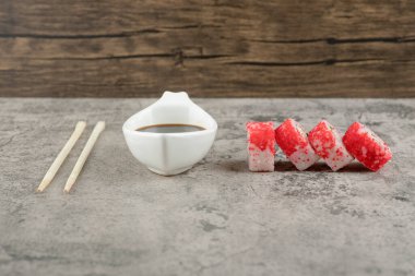 Geleneksel soya sosu ve havyarlı suşi ruloları. Yüksek kalite fotoğraf