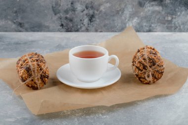 Tohumlu lezzetli bisküviler ve mermer arka planda bir fincan çayla çikolatalı. Yüksek kalite fotoğraf