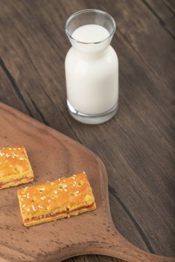 Tohumlu tatlı krakerler ve bir sürahi taze süt. Yüksek kalite fotoğraf