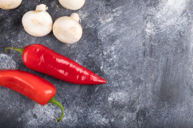 Mermer yüzeyine mantarlı kırmızı biber. Yüksek kalite fotoğraf