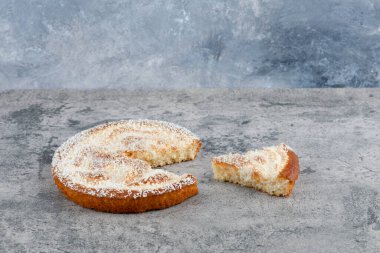 Mermer bir arka fona yerleştirilmiş yuvarlak ve lezzetli bir pasta. Yüksek kalite fotoğraf