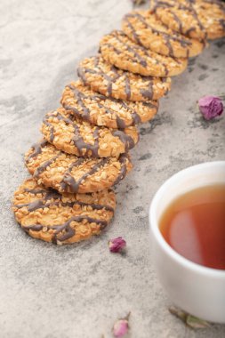 Çoklu tahıllı bisküviler çikolatalı ve fındıklı, fındıklı çay. Yüksek kalite fotoğraf