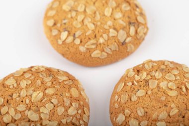 Beyaz arka plana yerleştirilmiş çok tahıllı kurabiyeler. Yüksek kalite fotoğraf