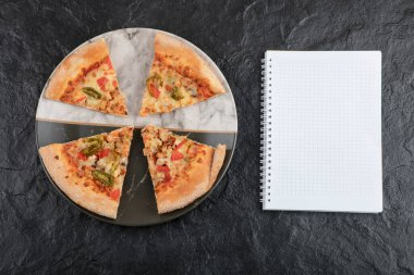 Siyah arka planda sebzeli lezzetli pizza dilimleri. Yüksek kalite fotoğraf