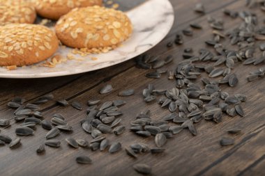 Tahta masaya siyah ayçiçeği tohumlu çok tahıllı kurabiyeler. Yüksek kalite fotoğraf