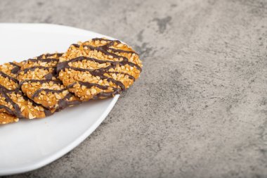 Taş masaya beyaz yulaflı çikolatalı bisküvi. Yüksek kalite fotoğraf