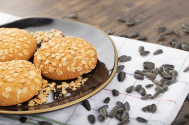 Tahta bir masaya yerleştirilmiş kurabiyeli siyah ayçiçeği tohumları. Yüksek kalite fotoğraf