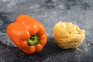Çiğ tagliatelle makarnalı portakallı dolma biber. Yüksek kalite fotoğraf
