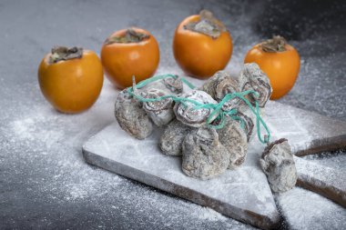 Tahtada kurutulmuş ve toz beyaz şeker içinde taze hurma. Yüksek kalite fotoğraf