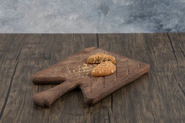 Tahta kesme tahtasında kırılmış yulaflı kurabiye. Yüksek kalite fotoğraf