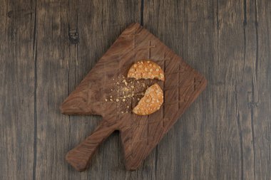 Tahta kesme tahtasında kırılmış yulaflı kurabiye. Yüksek kalite fotoğraf