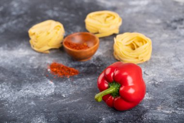 Mermer masaya dolma biberli çiğ makarna yuvaları. Yüksek kalite fotoğraf