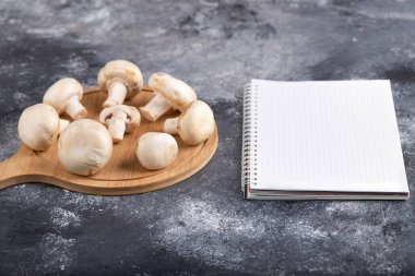 Mermer üzerinde boş defter olan ahşap mantar tahtası. Yüksek kalite fotoğraf