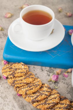 Çoklu tahıllı bisküviler çikolatalı ve fındıklı çay mavi tahtalı. Yüksek kalite fotoğraf