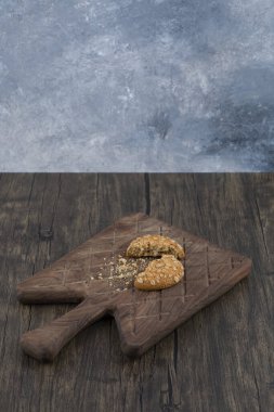 Tahta bir kesme tahtasına yerleştirilmiş tahıllı lezzetli kurabiyeler. Yüksek kalite fotoğraf