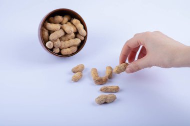 Beyaz arka planda organik fıstık tutan kadın eli. Yüksek kalite fotoğraf