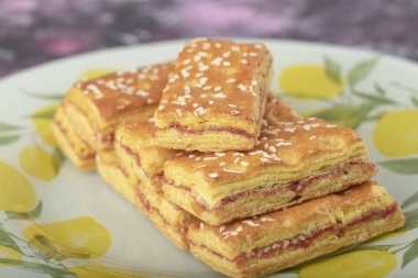 Renkli bir masaya susam tohumlu krakerler. Yüksek kalite fotoğraf