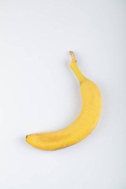 Beyaz arka planda izole edilmiş tek olgun sarı muzlar. Yüksek kalite fotoğraf