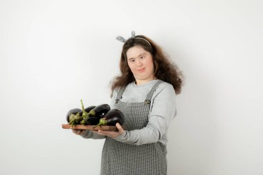 Patlıcan tahtası tutan güzel bir kızın fotoğrafı. Yüksek kalite fotoğraf