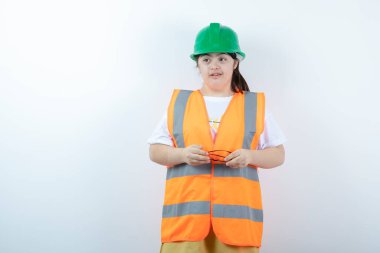 Beyaz duvarda gözlük takan genç bir inşaat işçisi. Yüksek kalite fotoğraf